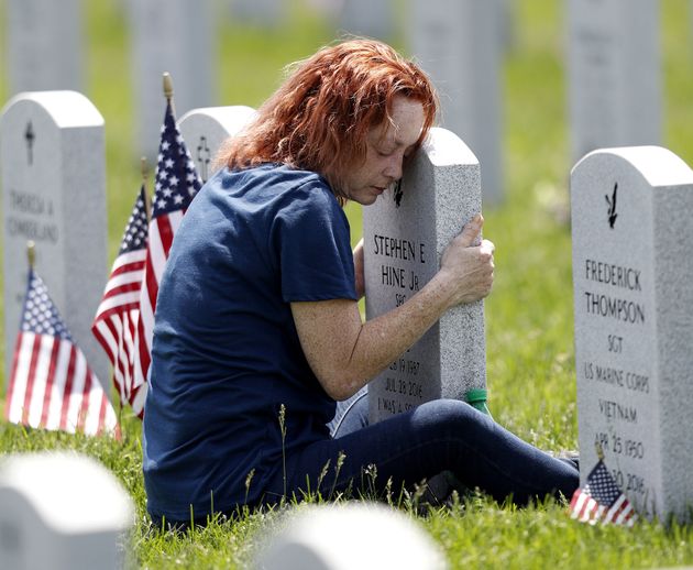 코로나19가 한창 진행되고 있는 지난 5월, 한 여성이 미국 현충일 연휴를 맞아 아들의 무덤을 찾았다.