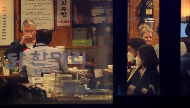 스티븐 비건 미 국무부 대북특별대표가 10일 오후 서울 광화문 인근 단골집 닭한마리 식당을 방문해 외교부에서 준비한 만찬을 즐기고 있다.