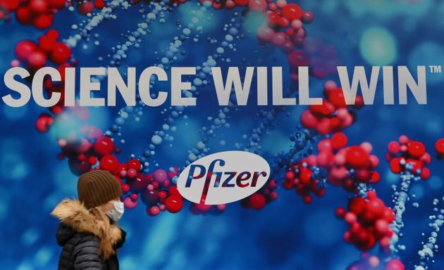 미국 뉴욕시에 위치한 화이자 본사 앞에 '과학이 승리할 것'이라는 광고가 걸려있다. 2020년 12월9일.