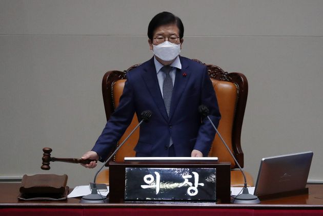 박병석 국회의장이 13일 오후 국회에서 열린 본회의에서 국정원법 개정안에 대한 무제한 토론(필리버스터) 종결 찬반 투표에서 찬성180표로 토론 종결을 선언하며 의사봉을 두드리고 있다.