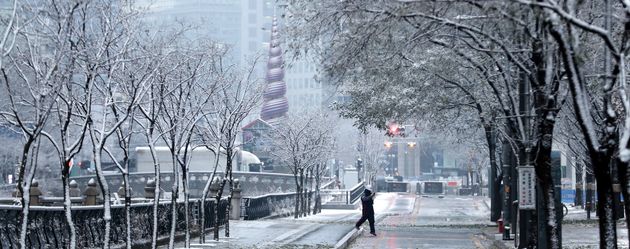 중부지방 곳곳에 눈이 내리는 가운데 13일 오전 서울 청계천에서 시민들이 첫눈을 감상하고 있다.  