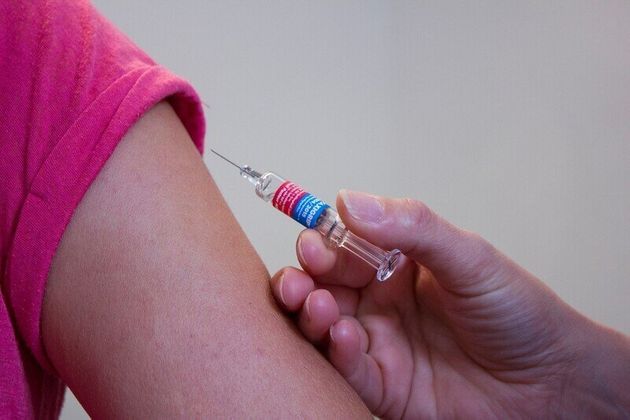 화이자 백신 주사는 어깨 부위에 3주 간격으로 두 번 놓는다.