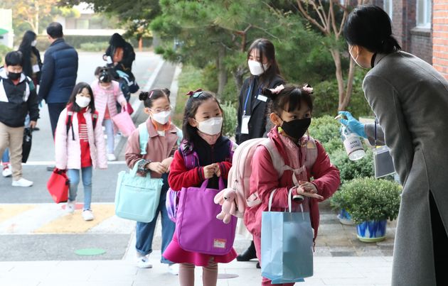 대전 중구 대흥초등학교에서 학생들이 등교하며 손 소독을 하고 있다.