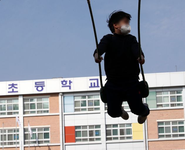 울산 중구 한 초등학교 운동장에서 수업이 끝난 학생이 그네를 타고 있다.