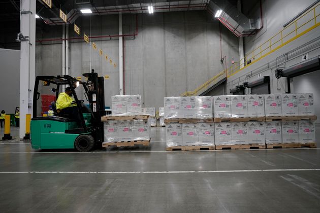 미국 미시간주 포티지에 위치한 화이자 글로벌 서플라이 제조공장에서 직원들이 화이자/바이오앤테크가 개발한 코로나19 백신 배송을 준비하고 있다. 2020년 12월13일.