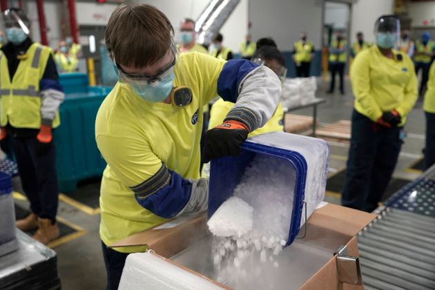 미국 미시간주 포티지에 위치한 화이자 글로벌 서플라이 제조공장에서 직원들이 화이자/바이오앤테크가 개발한 코로나19 백신 배송을 준비하고 있다. 2020년 12월13일.