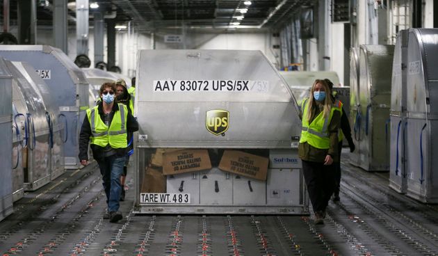 미국 켄터키주 루이빌에 위치한 물류센터에서 UPS 직원들이 화이자/바이오앤테크의 코로나19 백신 배송 작업을 하고 있다. 2020년 12월13일.