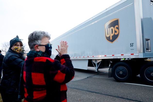 화이자/바이오앤테크 코로나19 백신을 실은 UPS 배송트럭이 미시간주 포티지의 화이자 공장을 떠나고 있다. 2020년 12월13일.