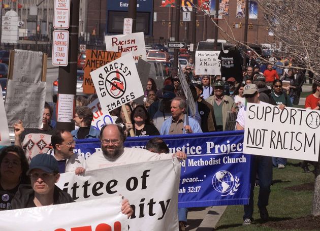 클리블랜드 인디언스의 이름과 로고를 바꾸라는 시위는 오랫 전부터 이어졌다. 사진은 2000년 홈 경기 개막전을 앞두고 경기장 앞에서 시위를 벌이는 사람들. 