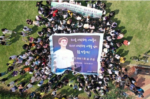 지난해 코로나19가 번지기 전 서울 한강공원에서 방탄소년단의 리더 알엠(RM)의 생일을 기념해 팬들이 ‘알엠 숲’ 1호를 조성할 당시의 모습. 