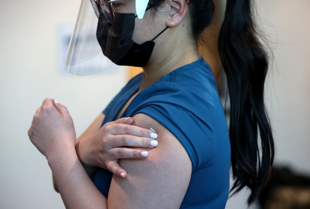 2020년 12월 15일 미국 캘리포니아 마르티네즈 메디컬 센터에서 일부 의료진이 화이자 코로나19 백신을 접종했다.