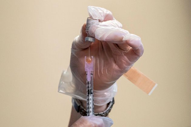 워싱턴 대학교 메디컬 센터에서 코로나19 백신을 투여할 준비를 하고 있다. 