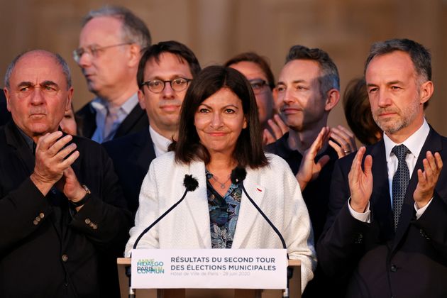 2020년 6월 28일 안 이달고 프랑스 파리 시장이 코로나19로 연기된 시장 선거 2차 투표 결과에 반응하고 있다. 