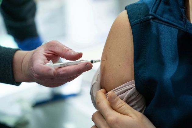 (자료사진) 미국은 14일부터 화이자/바이오앤테크가 개발한 코로나19 백신의 일반 접종에 돌입했다. 사진은 알래스카주 최대 병원인 '프로비던스 알래스카 메디컬센터'에서 백신 접종이 진행되고 있는 모습. 앵커리지, 알래스카주. 2020년 12월16일.