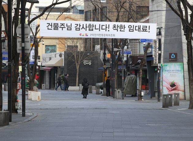 (자료사진) 코로나19 유행 초기였던 3월15일, 서울 종로구 인사동 거리에 '착한 임대료 운동'에 감사를 표하는 현수막이 걸려 있다.