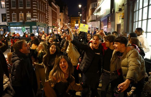 봉쇄조치 3단계 돌입 전날 저녁, 영국 런던 소호 거리에 나온 사람들이 파티를 즐기고 있다. 2020년 12월15일.