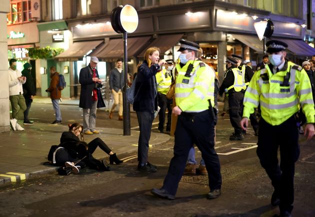 경찰이 소호 거리를 순찰하고 있다. 런던, 영국. 2020년 12월15일.