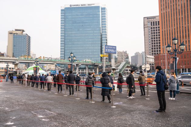 서울역 앞 코로나19 임시 선별진료소에서 검사를 받으려는 시민들이 길게 줄을 서고 있다. 2020년 12월18일.