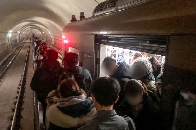21일 오후 6시 30분께 김포 골드라인 경전철이 김포공항역에서 고촌역사이에서 멈춰서 시민들이 큰 불편을 겪고 있다. 이 차량에 50여분간 갇혀 있던 약 300여명의 승객들이 열차 선로 위 비상통로로 고촌역까지 걸어가고 있다.
