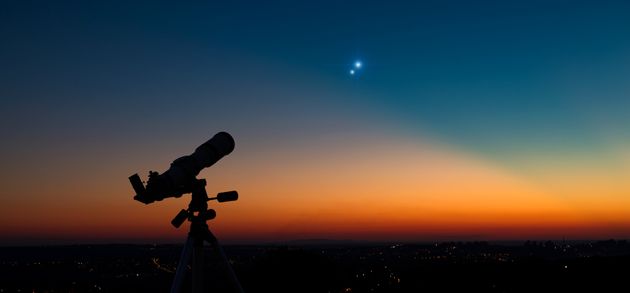목성과 토성의 만남을 포착하려고 대기 중인 천체망원경.