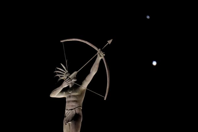 칸사 인디언 동상 너머로 보이는 목성과 토성. 위쪽이 토성, 아래쪽이 목성이다. 아직 가까워지는 중이고, 대결합 하루 전이다.  2020년 12월 20일 일요일, 미국 캔자스 주에 있는 주택 지붕에서 찍은 사진.