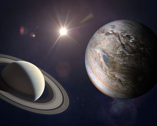 토성에 가까워지는 목성. 토성 옆에는 지구다. NASA 제공 이미지.