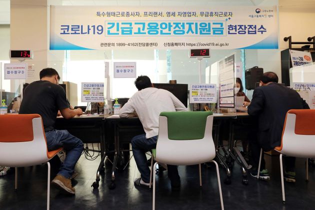 코로나19 긴급고용안정지원금 현장 접수 첫날인 22일 오전 서울 중구 서울고용복지플러스센터를 찾은 시민들이 지원금 접수를 하고 있다. 2020.6.22