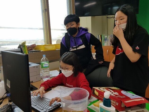 지난 10월 교실에 모여 롯데칠성음료와 코카콜라코리아 등 음료제조 기업에 보낼 편지를 쓰는 강릉 연곡초등학교 학생들.