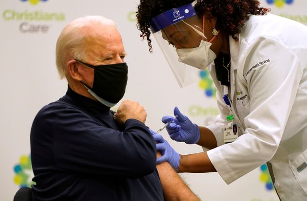 조 바이든 미국 대통령 당선인이 델라웨어주 뉴어크의 한 병원에서 코로나 백신을 접종했다.