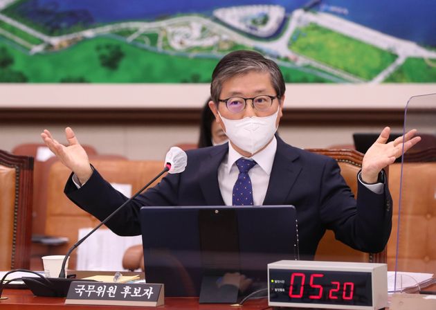 변창흠 국토교통부 장관 후보자가 23일 서울 여의도 국회 국토교통위원회에서 열린 인사청문회에서 의원들의 질의에 답하고 있다.