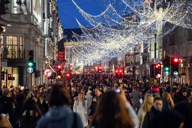 봉쇄조치가 내려지기 전, 쇼핑객들로 북적이는 영국 런던 리젠트스트리트. 2020년 12월19일.