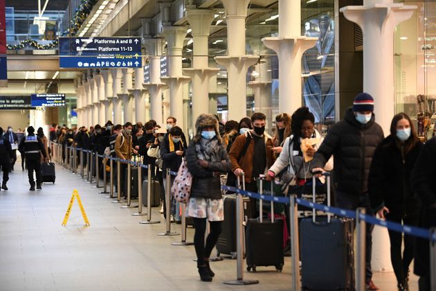 영국 런던 세인트판크라스역에서 프랑스 파리로 향하는 유로스타 열차 탑승을 기다리는 사람들. 변이 바이러스 출현 소식에 인접 국가들은 한시적으로 영국발 입국을 금지하거나 제한했다. 2020년 12월20일.