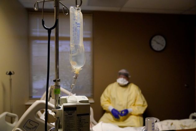 (자료사진) 미국 미루지루 멤피스의 한 병원에서 코로나19 환자를 치료하는 의료진의 모습. 2020년 11월24일.