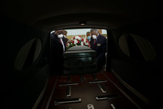 (자료사진) 미국 조지아주 도슨에서 장례업체 관계자들이 관을 영구차에 싣고 있다. 2020년 4월18일.