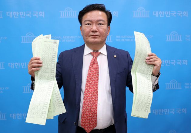 민경욱 전 의원은 4·15 총선에서 패배한 뒤 근거가 희박한 부정선거 의혹을 제기해왔다. 사진은 지난 5월, 국회에서 '부정선거 의혹' 기자회견을 하면서 투표용지를 들고 나온 윤 전 의원.