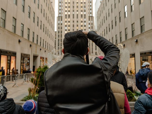 맨해튼 미드타운 록펠러센터에서 한 남성이 사진을 찍고 있다.