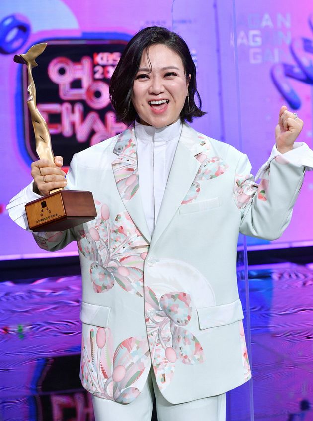 김숙이 24일 KBS 연예대상에서 대상을 수상한 뒤 기뻐하고 있다. 