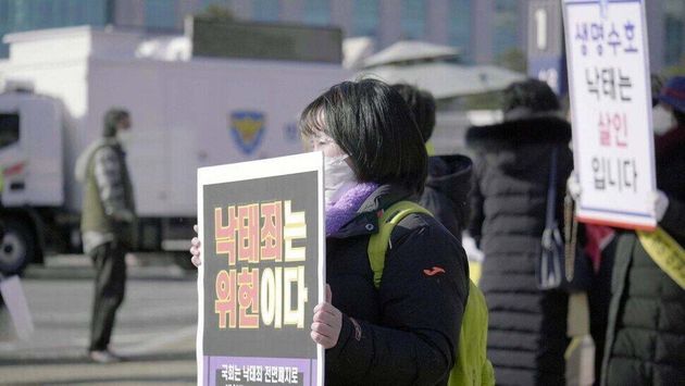 지난 24일 국회 앞에서 ‘낙태죄' 완전폐지 촉구 1인 시위 중인 시민의 모습.