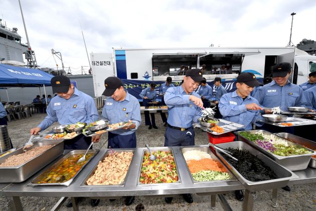 (자료사진) 2019년 10월15일, 경남 진해 군항 부두에서 고준봉함 장병들이 배식대에 차려진 음식을 식판에 담고 있다.