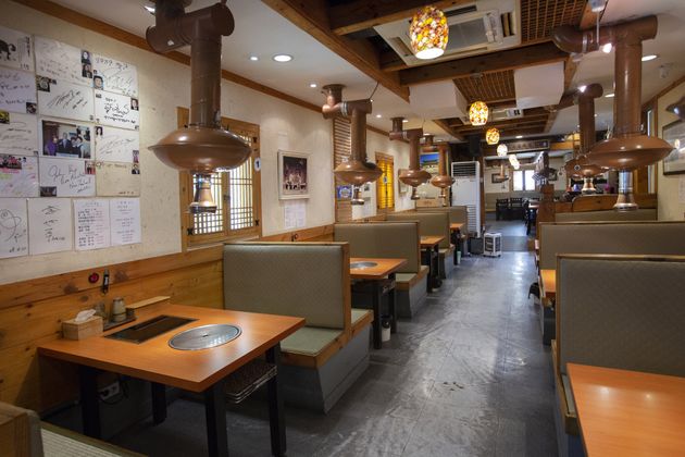 코로나19 사회적 거리두기 격상으로 서울 시내 한 식당이 한산한 모습을 보이고 있다. 2020년 12월26일.