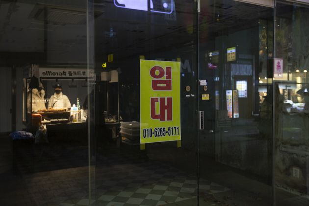 서울 시내 한 상가에 '임대' 현수막이 붙어 있다. 2020년 12월26일.