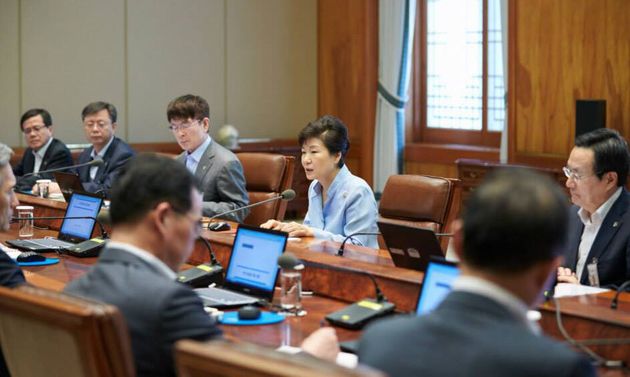 (자료사진) 2015년 6월15일. 박근혜 대통령이 청와대 수석비서관회의를 주재하고 있다