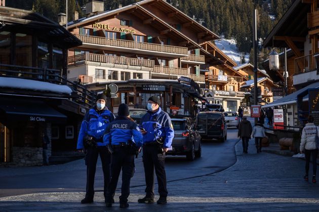 (자료사진) 알프스의 유명 스키 관광지인 스위스 베르비에에서 경찰관들이 순찰을 하고 있다. 2020년 12월22일. 스위스 정부는 영국에서 코로나19 변이 바이러스가 유행하자 영국발 입국자들에게 10일 간 자가격리 의무를 부여하는 새로운 지침을 도입했다.