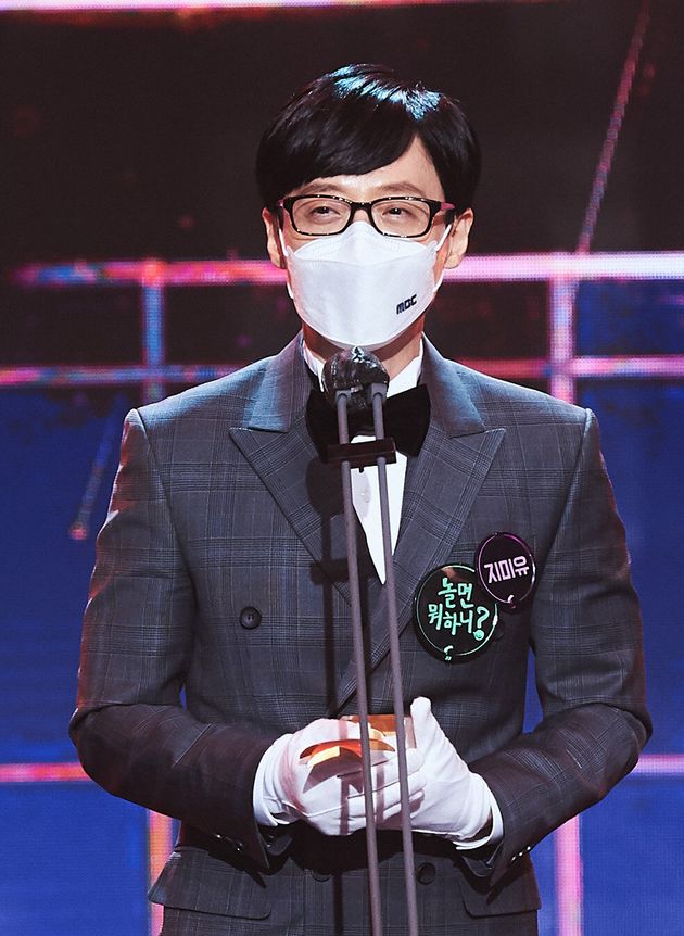 유재석이 29일 서울 마포구 상암 MBC에서 온택트로 진행된 ‘2020 MBC 방송연예대상’에서 대상을 수상한 뒤 소감을 말하고 있다.