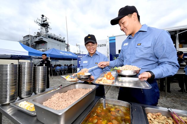 경남 진해 군항 부두에서 고준봉함 장병들이 배식대에 차려진 음식을 식판에 담고 있다. 2019.10.15
