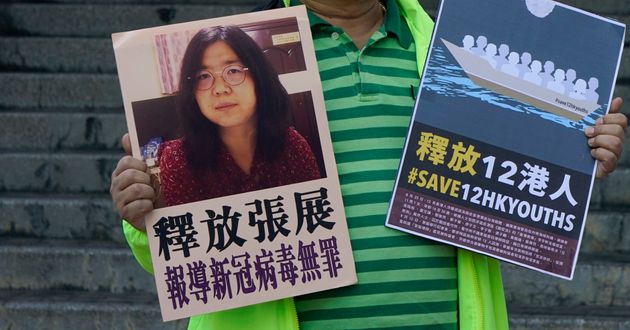 (자료사진) 코로나19 사태 초기 봉쇄조치가 내려진 중국 우한에 들어가서 실상을 외부에 알렸던 시민기자 장잔(37)과 홍콩 청년활동가 12명의 석방 등을 요구하는 시위가 홍콩 중국 사무소 앞에서 열리고 있다. 2020년 12월28일.