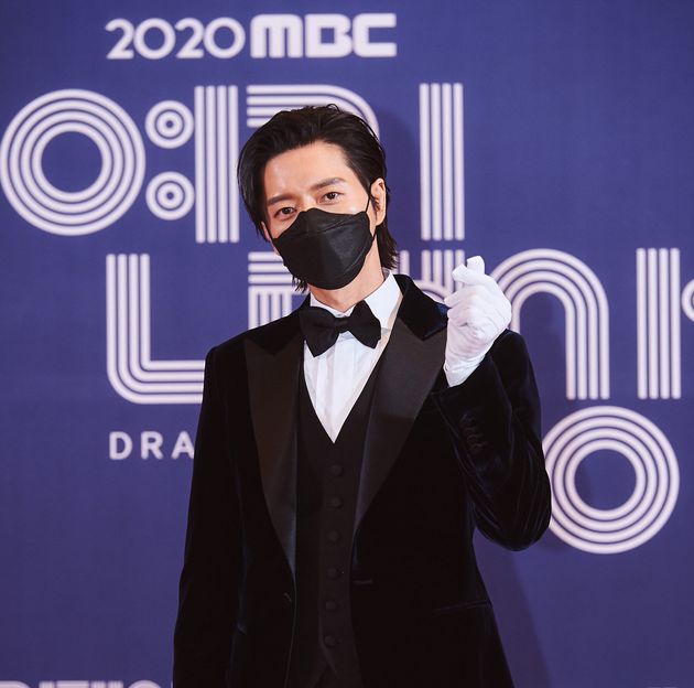 대상을 수상한 배우 박해진이 30일 서울 마포구 상암 MBC에서 온택트로 진행된 ‘2020 MBC 연기대상’에 참석해 포즈를 취하고 있다.