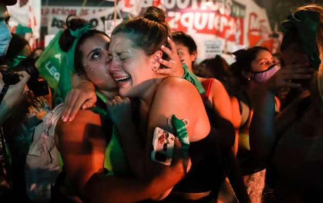 아르헨티나 상원이 임신중단(낙태) 합법화 법안을 통과시킨 직후, 의회 바깥에서 표결 결과를 지켜보던 여성들이 기쁨을 나누고 있다. 부에노스아이레스, 아르헨티나. 2020년 12월30일.