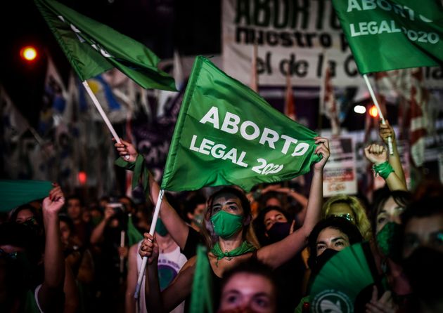 아르헨티나 상원이 임신중단(낙태) 합법화 법안 놓고 토론을 벌이는 모습을 시민들이 의회 바깥에 마련된 스크린으로 지켜보고 있다. 부에노스아이레스, 아르헨티나. 2020년 12월30일.