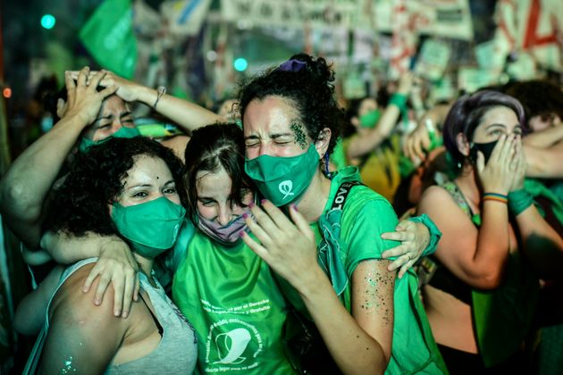 아르헨티나 상원이 임신중단(낙태) 합법화 법안을 통과시킨 직후, 의회 바깥에서 표결 결과를 지켜보던 여성들이 기쁨을 나누고 있다. 부에노스아이레스, 아르헨티나. 2020년 12월30일.
